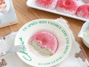 Sweet raspberry matcha soft cheese, ice cream taste , the melt-in-the-mouth approach step 16