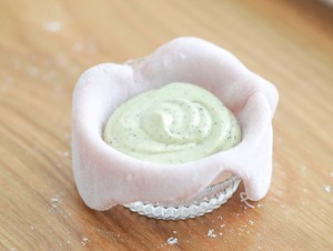 Sweet raspberry matcha soft cheese, ice cream taste , the melt-in-the-mouth approach step 11