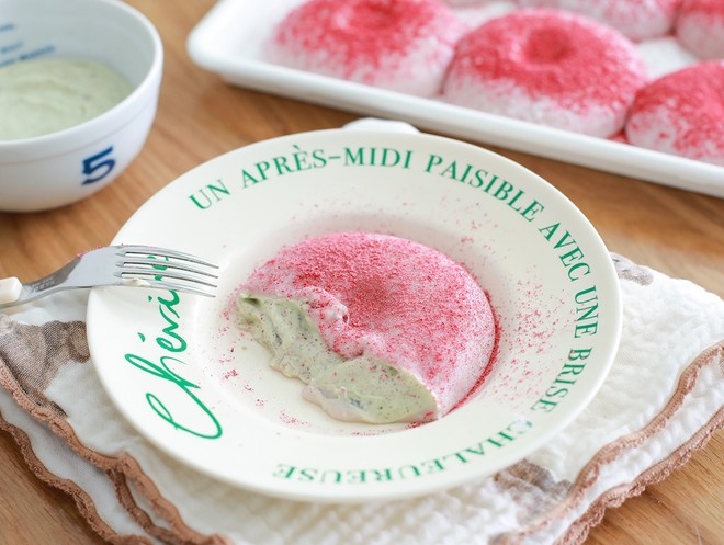 Sweet raspberry matcha soft cheese, ice cream taste , melt-in-the-mouth approach