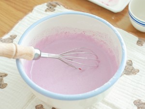 Sweet raspberry matcha soft cheese, ice cream taste , the melt-in-the-mouth approach step 3