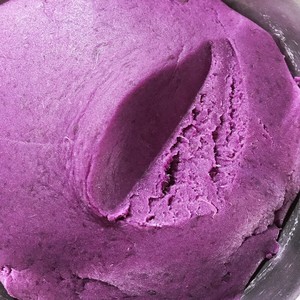 The simplest method of purple potato filling step 4
