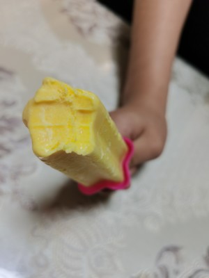 Step 5 of the practice of ice-free mango ice cream