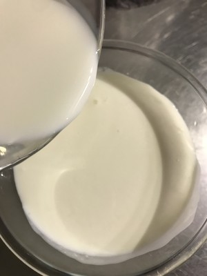 The practice step 7 of super delicious yogurt Oreo ice cream