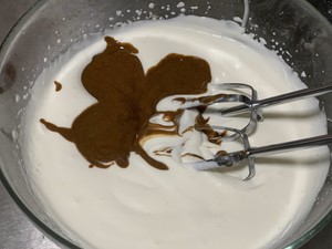 Step 7 of the practice of rich chocolate ice cream