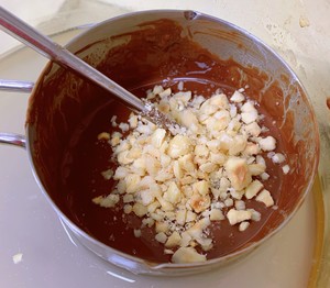 The practice step 7 of chocolate crispy glutinous rice balls