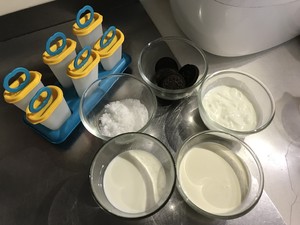 The practice of super delicious yogurt Oreo ice cream step 1
