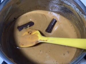 Step 5 of the practice of rich chocolate ice cream